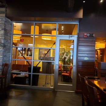 Houlihan's - Nice decor - New American Near Me - Springfield, Missouri