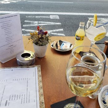 Ll Aperitivo Bar - Delicious chardonnay and drinks with humongous ice cubes. - Vermouth Bars Near Me - Barcelona, B Ll Aperitivo Bar - Delicious chardonnay and drinks with humongous ice cubes. - Vermouth Bars Near Me - Barcelona, B
