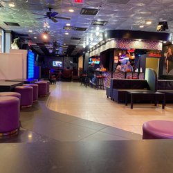 Famous Lounge