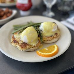 Mae's Cafe & Bakery - This eggs Benedict was delicious!!