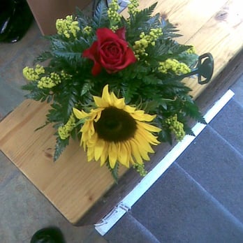 Flowers Utopia - At my 5 year old sons request of a rose and a sunflower in a display for his Great Nan's funeral Carol made this for us. - Florists Near Me - Maidstone, KEN Flowers Utopia - At my 5 year old sons request of a rose and a sunflower in a display for his Great Nan's funeral Carol made this for us. - Florists Near Me - Maidstone, KEN