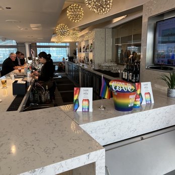 United Club - Bar Area - Airport Lounges Near Me - Chicago, Illinois