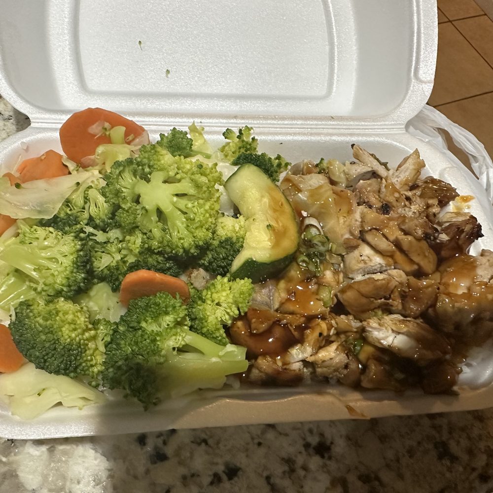 Paid for a container of rice a small scoop of rice and veggies!! 16 bucks for this?? RIP OFF!! Paid for a container of rice a small scoop of rice and veggies!! 16 bucks for this?? RIP OFF!!