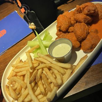 Dave & Buster's Northridge - Buffalo wings (super spicy) - Arcades Near Me - Northridge, California Dave & Buster's Northridge - Buffalo wings (super spicy) - Arcades Near Me - Northridge, California