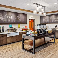 Hampton Inn Suites Cincinnati West - Breakfast Area