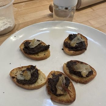 Sur La Table - Carmelized shallot and fig crostini - Kitchen Supplies Near Me - Newport Beach, California