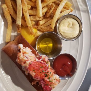 Porter Kitchen & Deck - Lobster Roll with Truffle Fries - New American Near Me - Chicago, Illinois