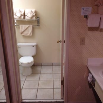 Masterpiece Hotel - Bathroom with a tub/shower behind the door. - Hotels Near Me - Morro Bay, California Masterpiece Hotel - Bathroom with a tub/shower behind the door. - Hotels Near Me - Morro Bay, California