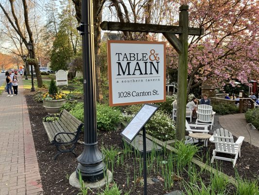 Table & Main by null