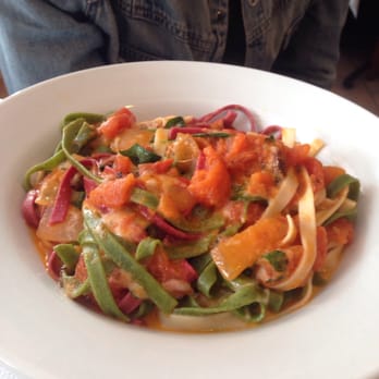 Nello's Cantina e Pizzaria - Fettuccine Tricolore ao sugo finto - Italian Near Me - São Paulo, SP