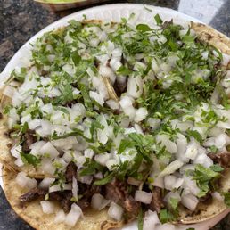 Tacos de labio y cabeza con extra cebolla