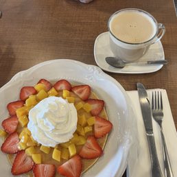 Pancake with strawberries & peaches and a mazapan latte.