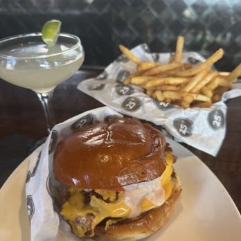 25 Degrees - Craft Your Own Burger - Burgers Near Me - Los Angeles, California 25 Degrees - Craft Your Own Burger - Burgers Near Me - Los Angeles, California