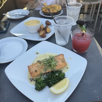 The Fifth - salmon, pretzel bites and chorizo mac & cheese - Cocktail Bars Near Me - Anaheim, California