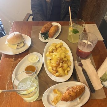 El Trébol - Patatas bravas, croquettes, Iberian mollete - Tapas/Small Plates Near Me - Toledo, TO
