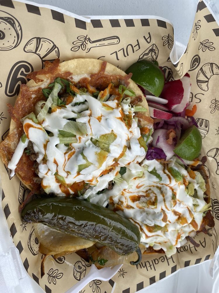 Lara’s Taqueria Logo