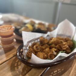 Hippin Hops Brewpub & Oyster Bar - Lemmon Pepper Calamari and the "Boss" in the back