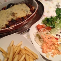 Gaststätte Möllerburg - Schnitzelpfanne "Feuerland" mit Pommes. Rechts der Vorspeisensalat.