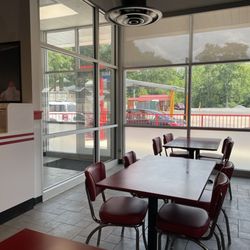 Steak 'n Shake - Seating inside