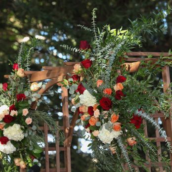 Hy-Vee - a wooden arch decorated with flowers - Grocery Near Me - Fairfield, Iowa Hy-Vee - a wooden arch decorated with flowers - Grocery Near Me - Fairfield, Iowa