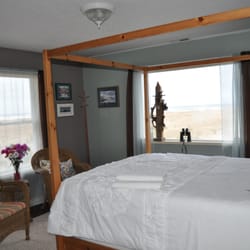 Campbell House at Klipsan Beach - Master Bedroom with ensuite bath with large tub and shower - and a commanding view of the Pacific Ocean.
