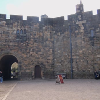 Alnwick Castle & Gardens - Landmarks & Historical Buildings Near Me - Alnwick, NBL Alnwick Castle & Gardens - Landmarks & Historical Buildings Near Me - Alnwick, NBL