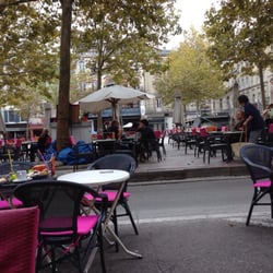Le Carnot - View onto the square of the Le Carnot seating.