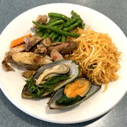 Bangkok Pavillion - Buffet Plate with Mussels, BBQ Chicken, Green Beans and Pad Thai
