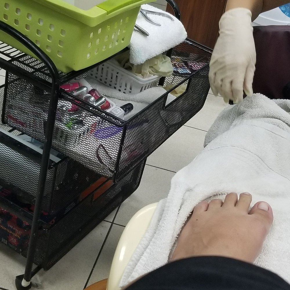 Daisy Nail Salon - Diryy cart, used gloves. - Nail Technicians Near Me - Ventura, California Daisy Nail Salon - Diryy cart, used gloves. - Nail Technicians Near Me - Ventura, California