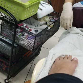 Daisy Nail Salon - Diryy cart, used gloves. - Nail Technicians Near Me - Ventura, California Daisy Nail Salon - Diryy cart, used gloves. - Nail Technicians Near Me - Ventura, California