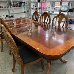 Out of the Closet - Columbus - Table and chairs