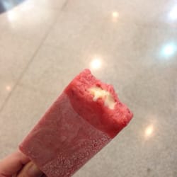 Los Paleteros - Morango recheado com leite condensado (R$8)