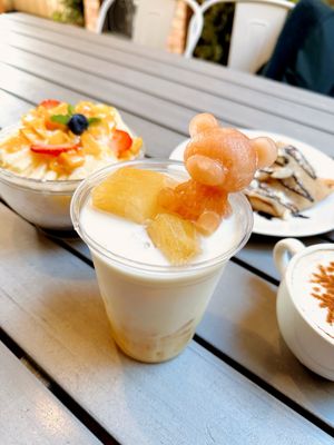 Cafe Bench | Crêpe Flushing by null