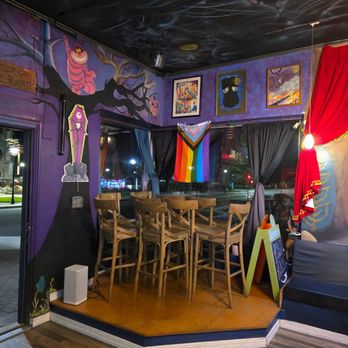 Caterpillar's Lounge