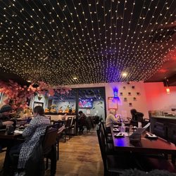 Kira sushi - Interior decor very cozy and vibey