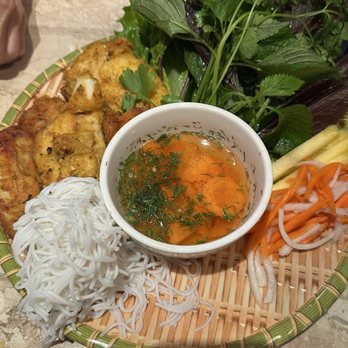 Ngon - Grilled fish platter.  This is shareable.   Comes with rice paper.  Dipping fish sauce is good - Vietnamese Near Me - Garden Grove, California