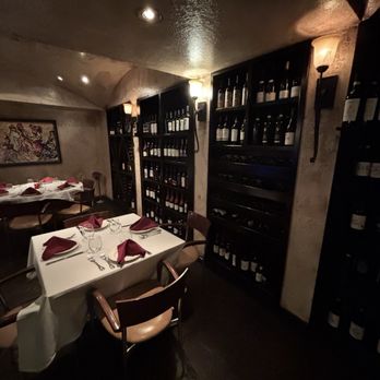 Mimi' & Coco' Bistro - Cute dining room - Cocktail Bars Near Me - Henderson, Nevada