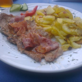 Gasthaus zum Klosterfeld - Laci Pecsenye - Schweinelachse mit Knoblauch und Röstkartoffeln mit Speck und Zwiebeln - German Near Me - Hamm, NW Gasthaus zum Klosterfeld - Laci Pecsenye - Schweinelachse mit Knoblauch und Röstkartoffeln mit Speck und Zwiebeln - German Near Me - Hamm, NW