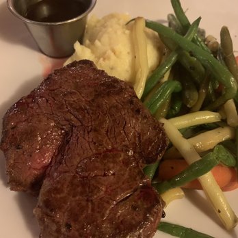 Tamara's Downtown - Filet with mashed potatoes and green beans - New American Near Me - Fairhope, Alabama