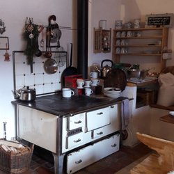 Cafe Ödmühle - Der alte Herd wird mit Holz befeuert und gibt dem Kaiserschmarrn einen authentischen Geschmack