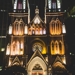 Catedral Presbiteriana do Rio - Sua fachada a noite iluminada.