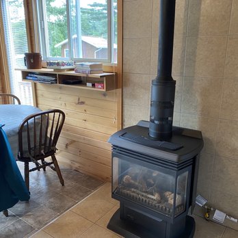 Standing Pines Lodge - Gas fireplace - Guest Houses Near Me - River Valley, Ontario