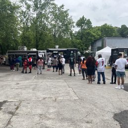 The line to eat The line to eat