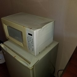 Star Inn - Old, dented, and cigarette burned microwave.