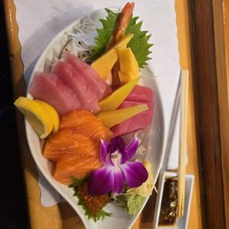 This is a chirashi for $27.50 USD October 2025. "12" pieces....so they didn't count the egg, shrimp,  pickled daikon or salmon eggs. 美味しかった