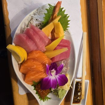 Sushi Totoro - This is a chirashi for $27.50 USD October 2025. "12" pieces....so they didn't count the egg, shrimp,  pickled daikon or salmon eggs. 美味しかった - Japanese Near Me - Santa Cruz, California