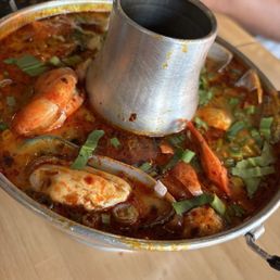 Tom yum hot pot