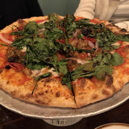 Vegan pizza with spicy tempeh