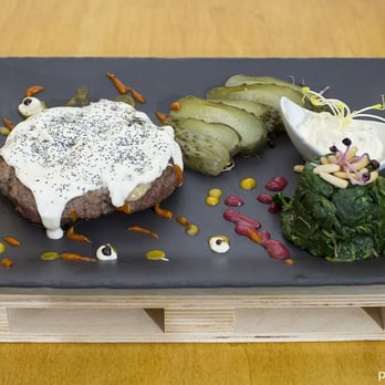 Don Antonio - Russian Roulette: hamburger di Angus gr. 250 in cappotto di lardo di colonnata, blue cheese, insalata di spinaci con pinoli tostati e salsa - Gastropubs Near Me - Naples, NA