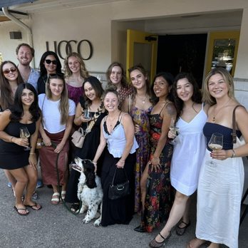 Lioco Tasting Room - Wine Tasting with Friends! - Wine Tasting Room Near Me - Healdsburg, California